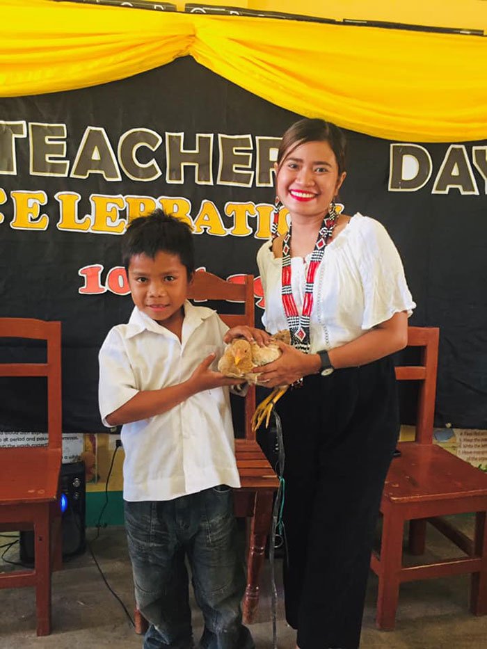 Ребенок подарил учительнице на день Учителя настоящую курицу