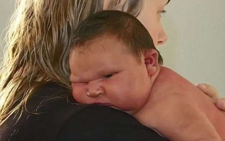 Женщина из Австралии родила девочку, весом 5,88 кг