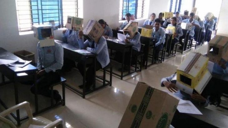 Министр образования Индии грозится отобрать лицензию колледжа за экзамен с коробками на голове