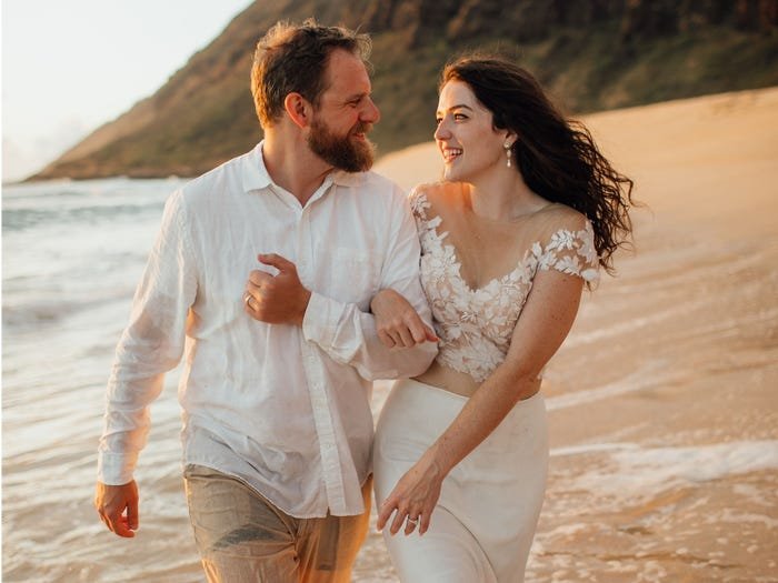 Волна обрушилась на пару во время свадебной фотосессии на пляже, фотография стала вирусной
