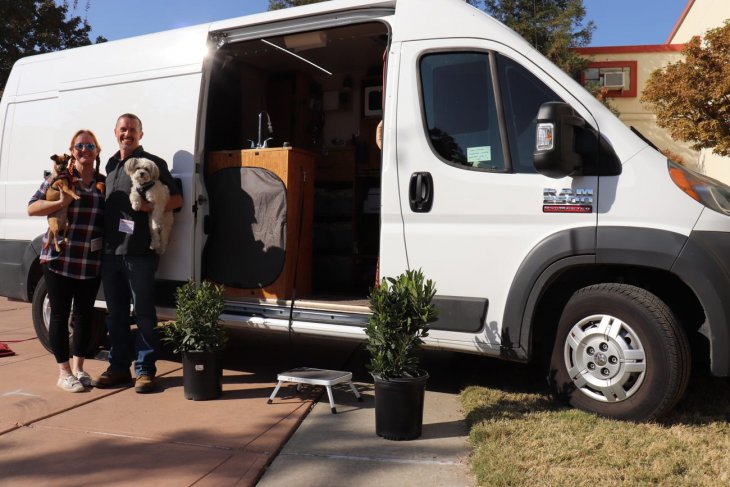 Пара исполнила многолетнюю мечту: путешествует в фургоне со своими собаками