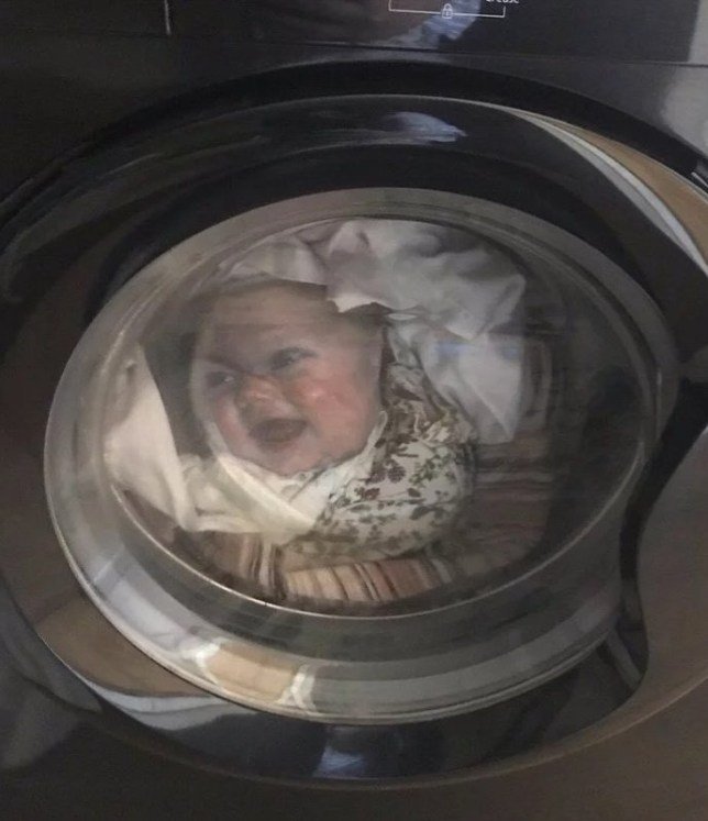 Мужчина испугался, увидев лицо своего ребенка в работающей стиральной машине