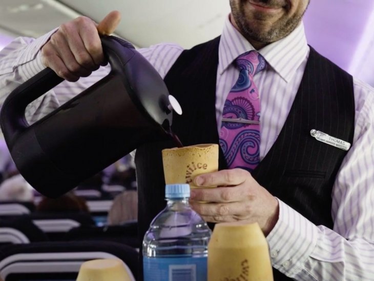 Air New Zealand внедряет съедобные кофейные чашки со вкусом ванили