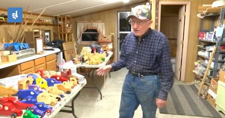 Мужчина в течение 50 лет делает игрушки для детей из бедных семей