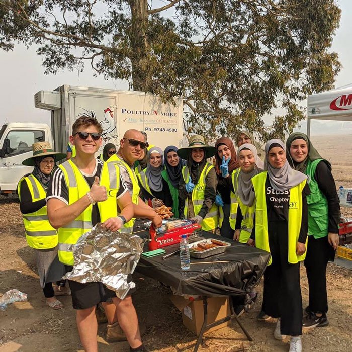 Мусульманская община привезла 5 грузовиков с гуманитарной помощью для  пожарных в Австралии
