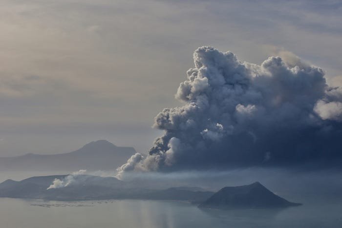 Извержение вулкана на Филиппинах: ученые предупреждают о возможном цунами