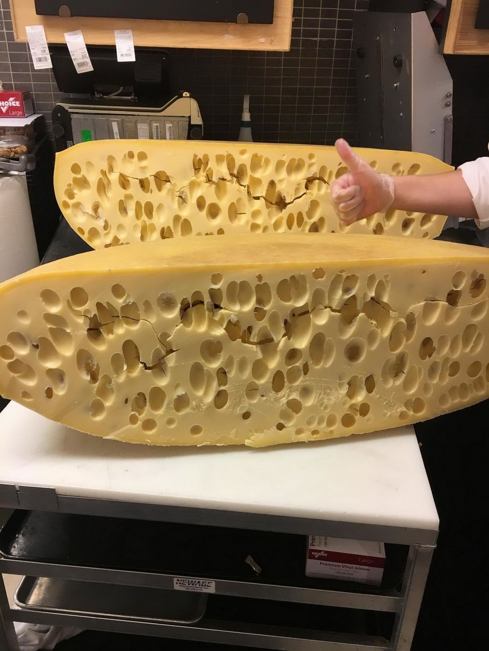 Сыр з дырочками. Дырки в сыре. Сыр с крупными дырками. Необычный сыр. Сыр с большими дырочками.