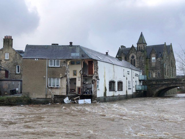 В Шотландии части кафе и отеля смыло в реку штормом Сиара