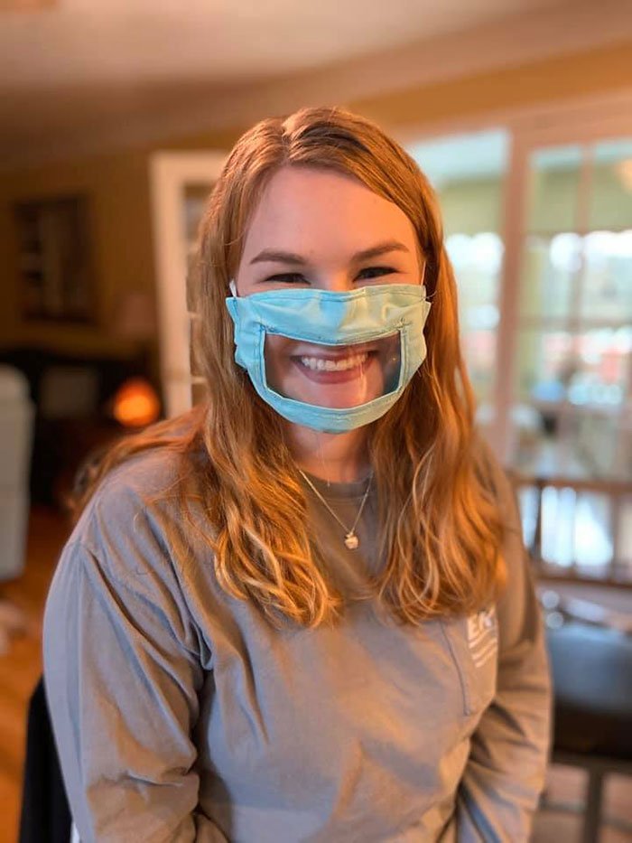 Студентка делает защитные маски для глухих и слабослышащих