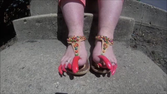 Женщина зарабатывает, показывая свои ужасные ногти