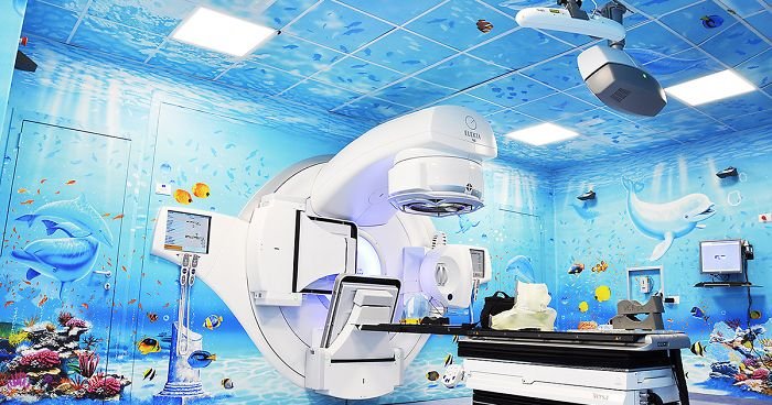 Итальянский художник разрисовывает стены больниц