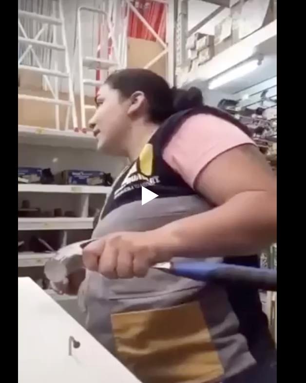 Разыграла невнимательного коллегу