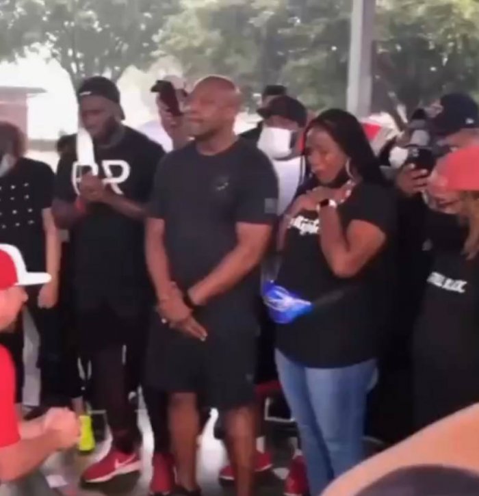 В Хьюстоне активисты встали на колени перед темнокожими согражданами и извинились за 