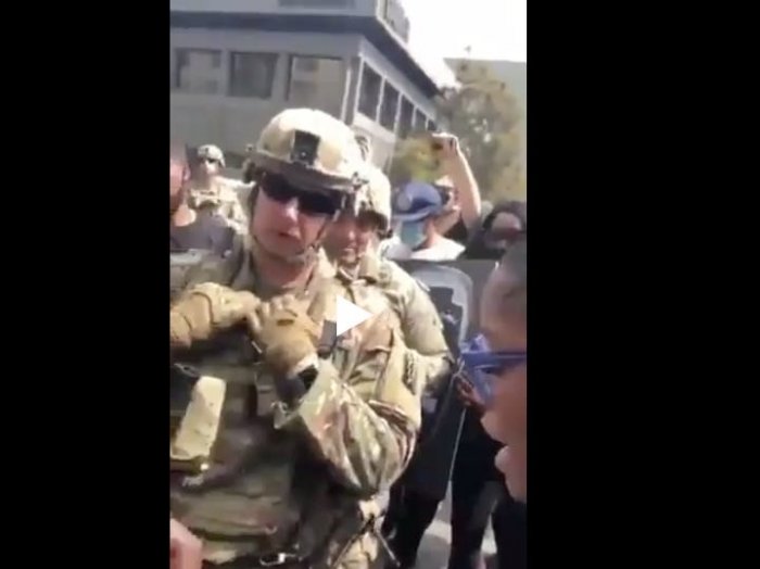Протестующие поставили на колени военнослужащих США