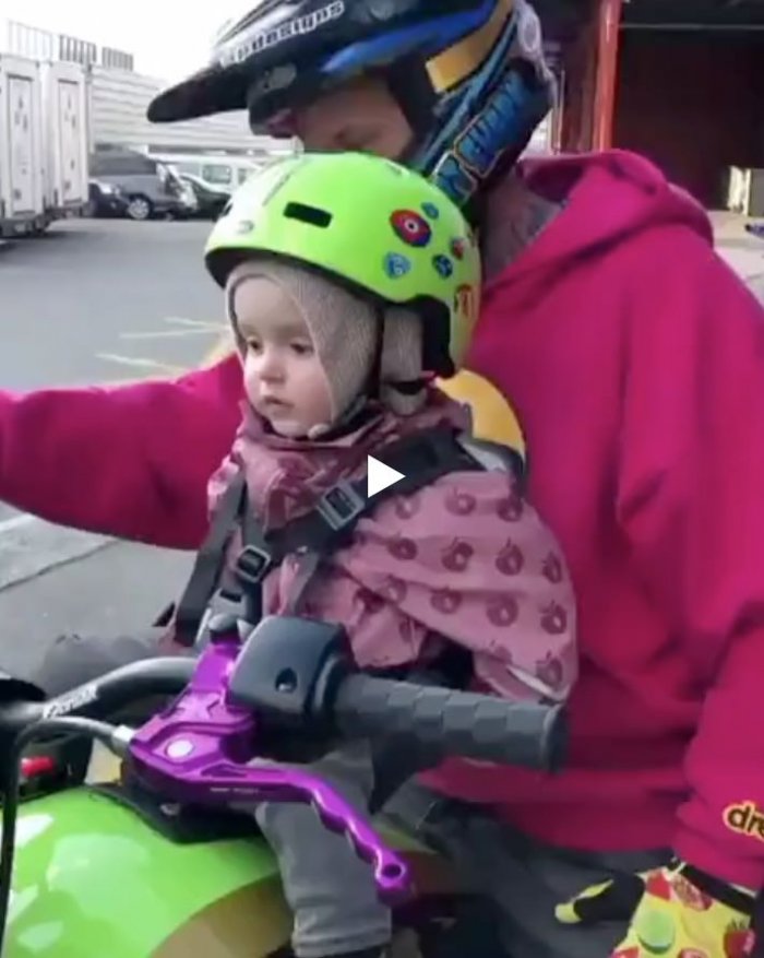 Отец разрешил своему сыну впервые завести мотоцикл