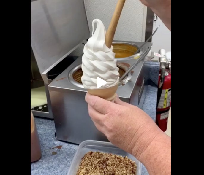 Мороженое с карамелью