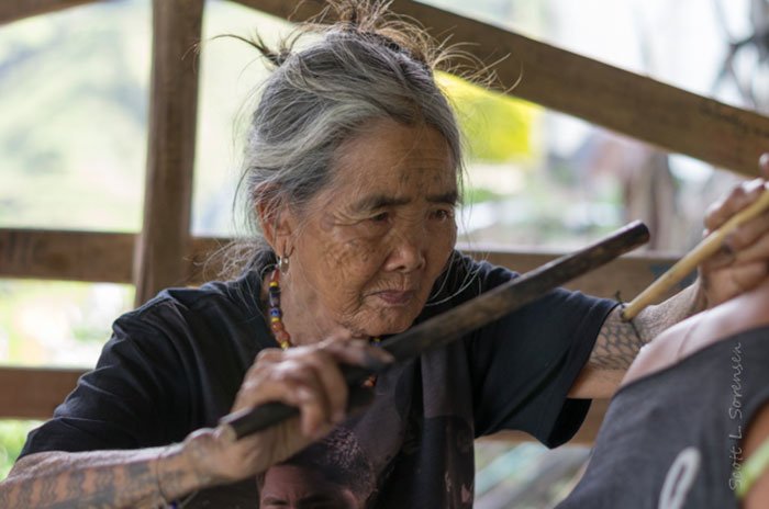103-летняя женщина - последняя владеющая искусством старинной татуировки на Филиппинах