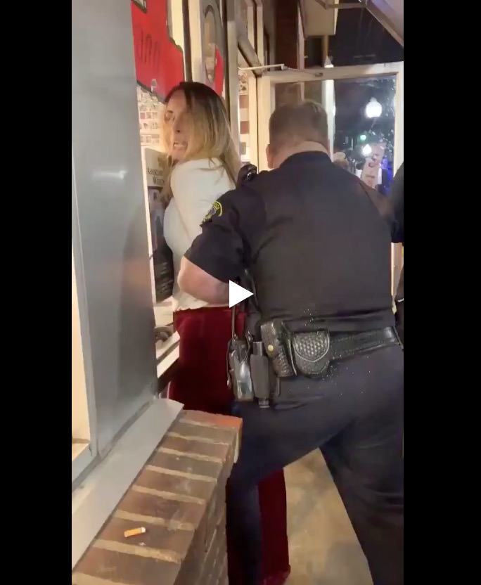 У этой леди - рефлекс на наручники