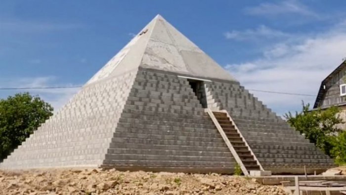 Необычная реплика египетской пирамиды в России