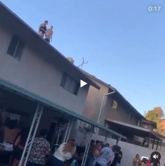 Эпичный прыжок с крыши дома в бассейн