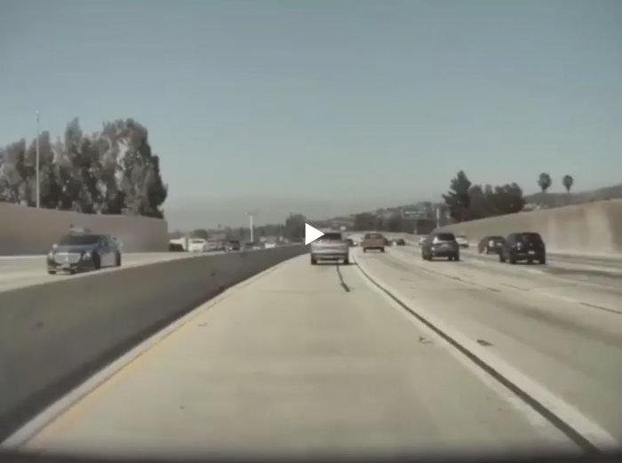 Автопилот Tesla увернулся от летящего колеса