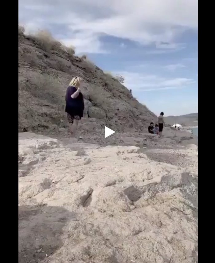 Грациозный прыжок со скалы в воду