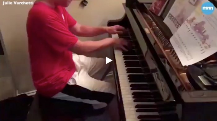 18-летний доставщик пиццы сыграл третью часть Лунной сонаты Бетховена по памяти