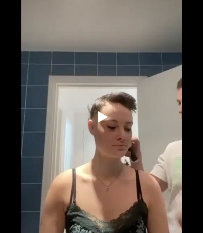 Муж бреет наголо свою жену