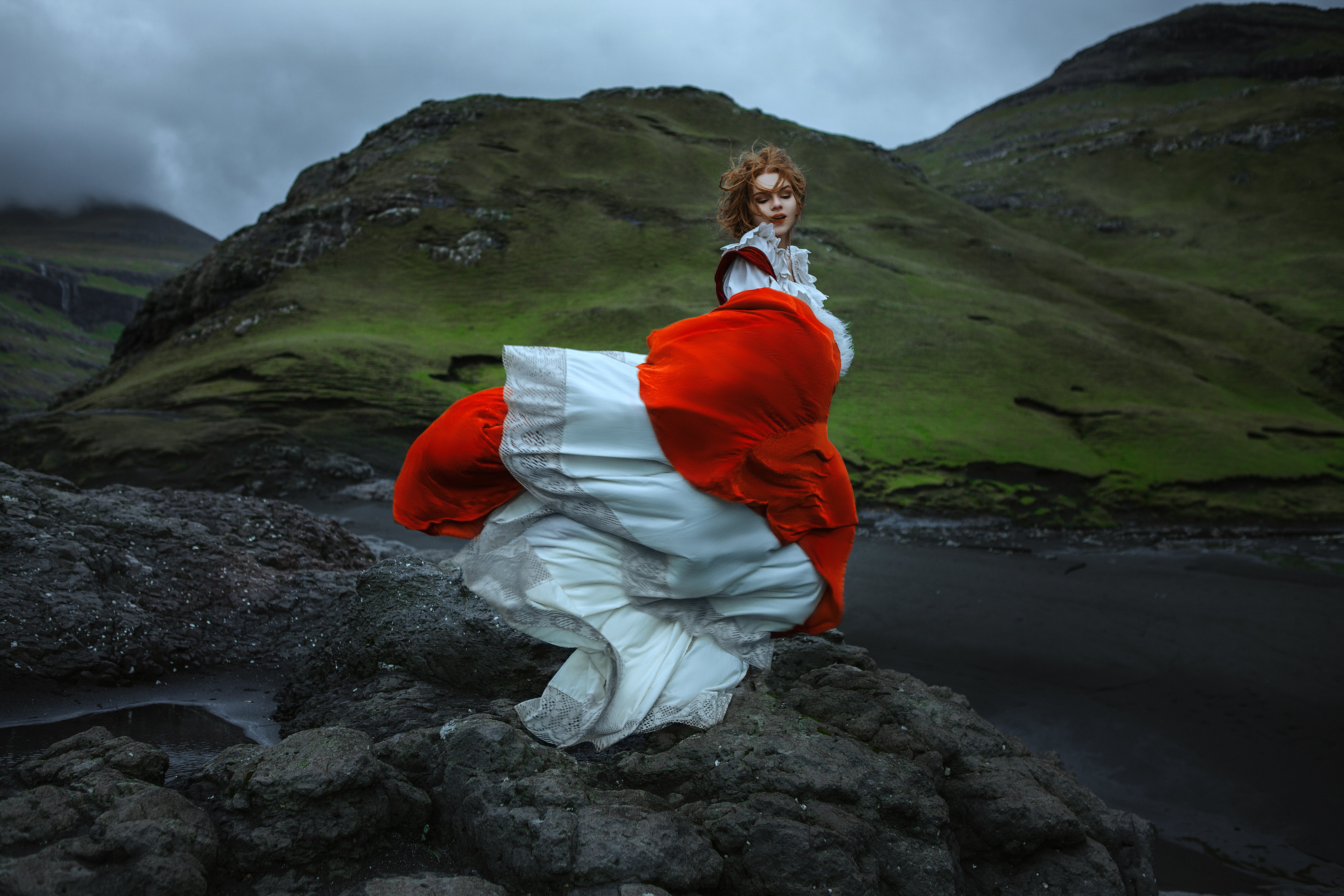 Отправиться на край света. Фарерские девушки. Фарерские острова девушки. Национальный костюм Фарерских островов.