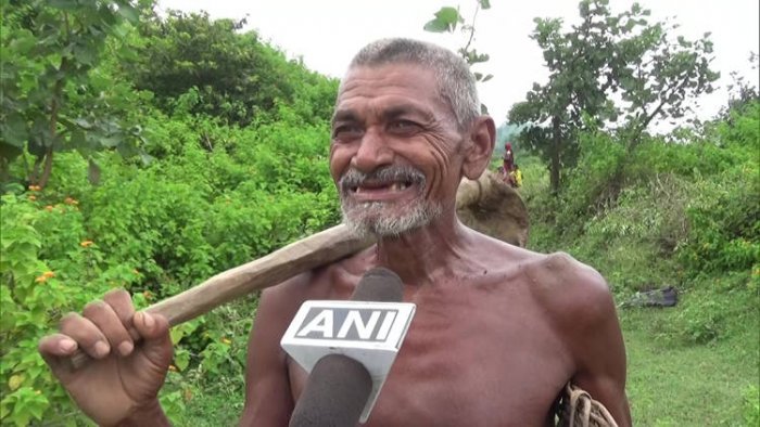 Мужчина в одиночку рыл канал в деревню 30 лет