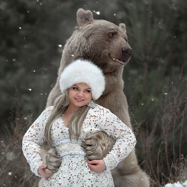 Сказочная фотосессия медведя Степана с девушками