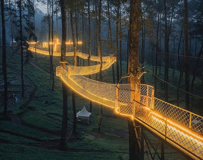 Сказочный светящийся мост в Индонезии