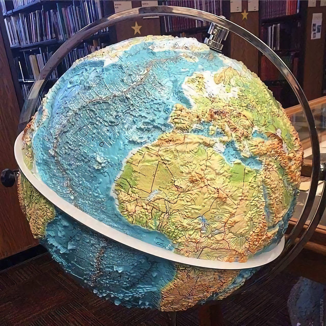 Глобус планеты земля топографический