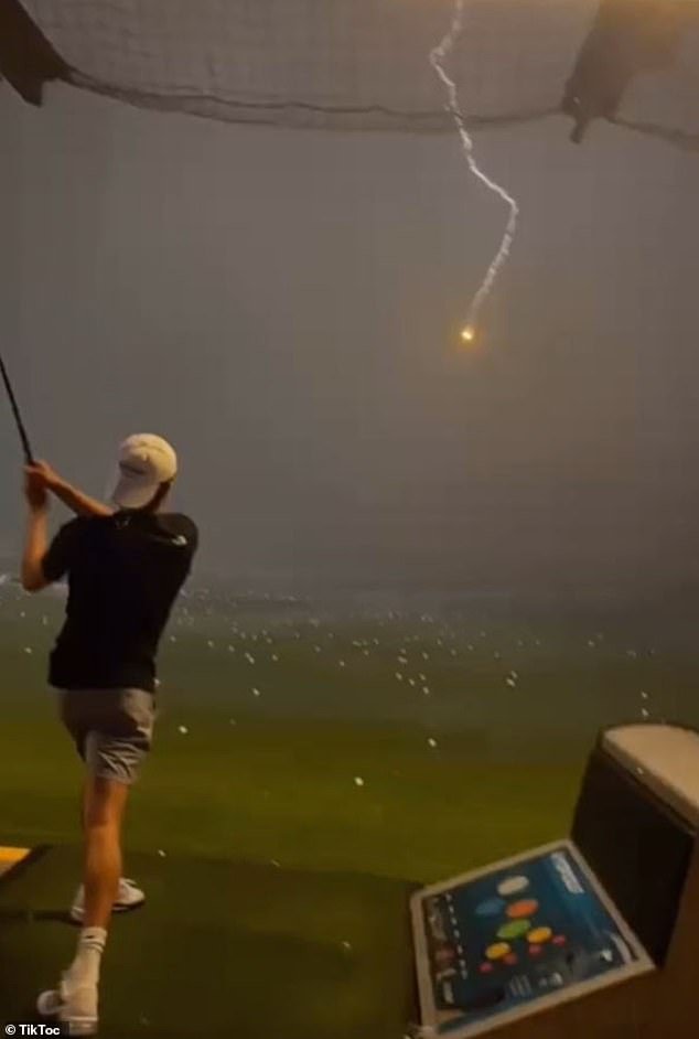 Молния попала в мяч юного гольфиста