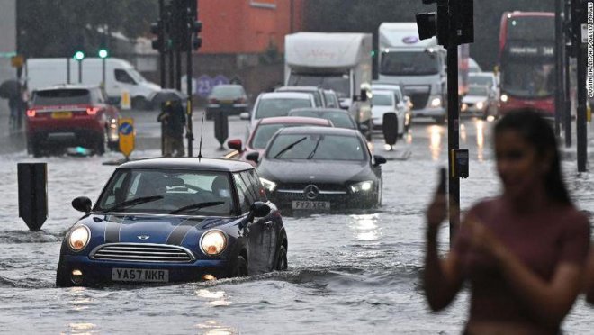 Грозовые ливни вызвали наводнения в Лондоне