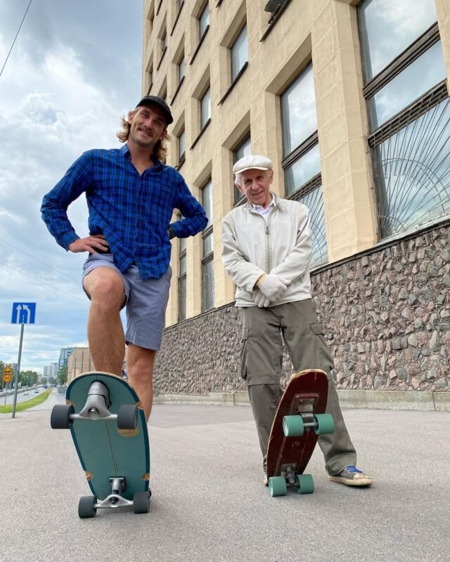73-летний скейтбордист из Санкт-Петербурга