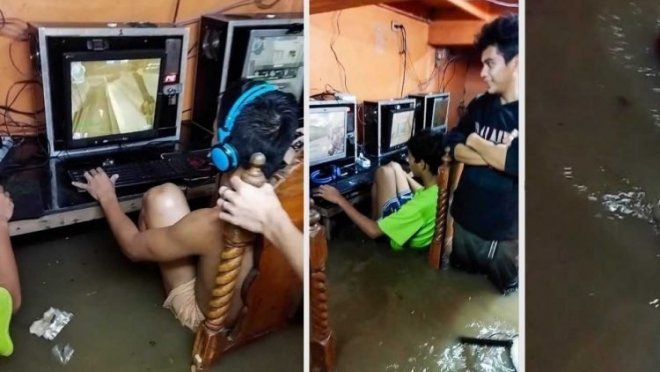 Хардкорные геймеры продолжают играть в затопленном интернет-кафе