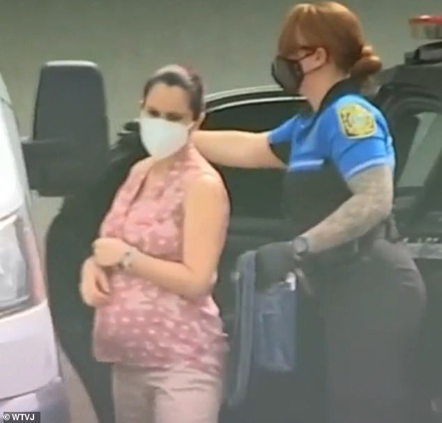 41-летняя беременная учительница арестована за роман с 15-летним мальчиком