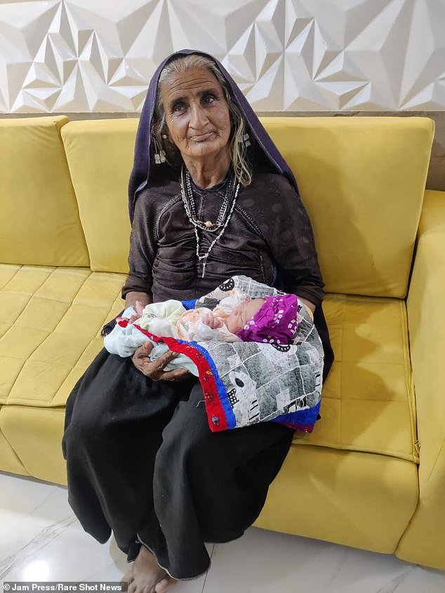 70-летняя женщина из Индии родила первого ребенка