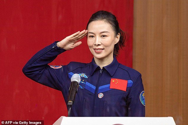 Ван Япин - первая китайская женщина-астронавт вышла в открытый космос