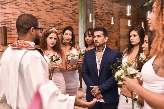 Бразильский манекенщик Артур О Урсо женился сразу на девяти женщинах