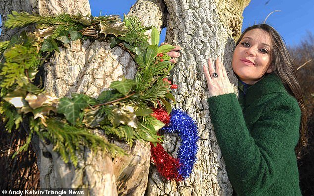 Женщина, вышедшая замуж за дерево, проведет с ним вместе третье Рождество