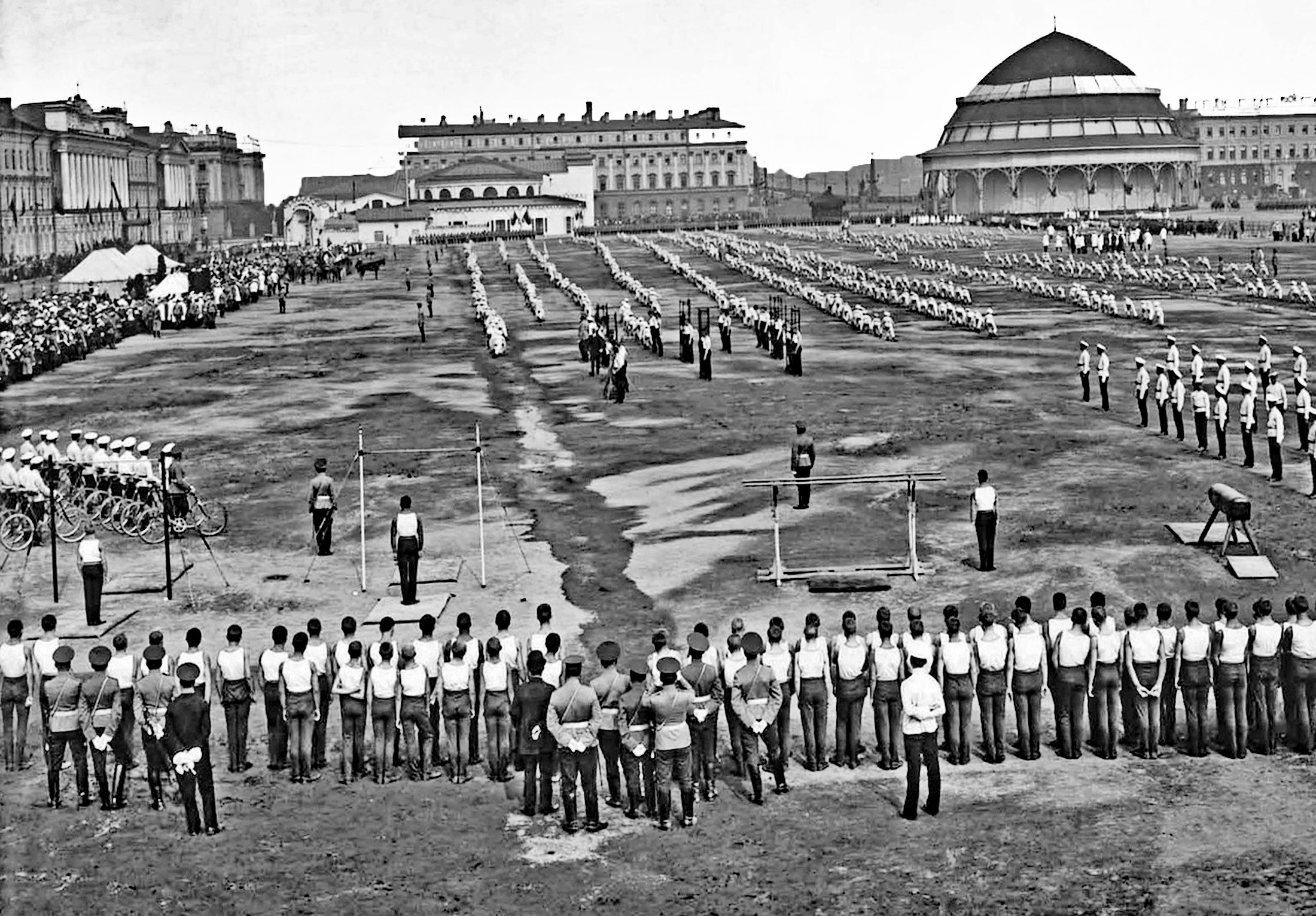 Марсово поле в Петербурге, в 1912 году. Спортивный праздник. Ри Николая II