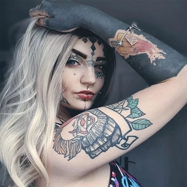 Девушка с татуировками приняла участие в эксперименте по сокрытию татуировок и  поняла, что без них она никто