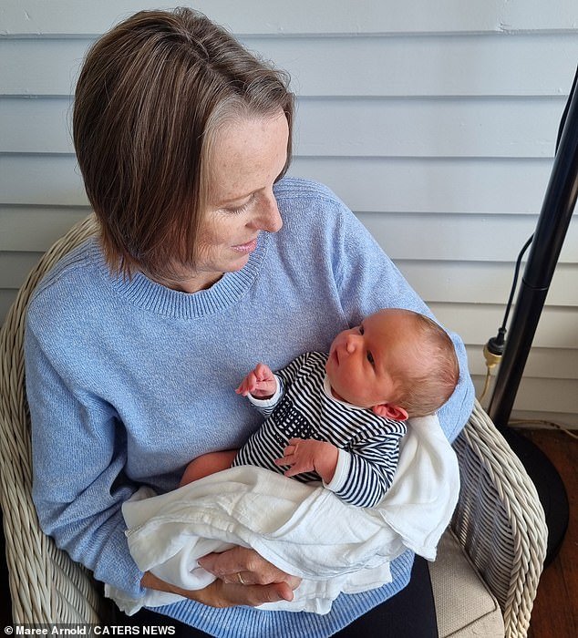 «Я родила собственного внука»: 54-летняя мама стала самой старой суррогатной матерью в Австралии после рождения ребенка для своей 28-летней дочери, которая родилась без матки