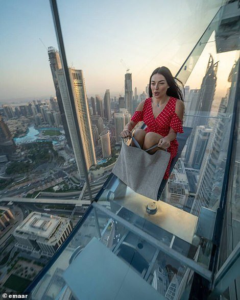 Головокружительный аттракцион Дубая Sky Views на высоте 219,5 метров, со стеклянной дорожкой, стеклянной горкой и «прогулкой по краю»
