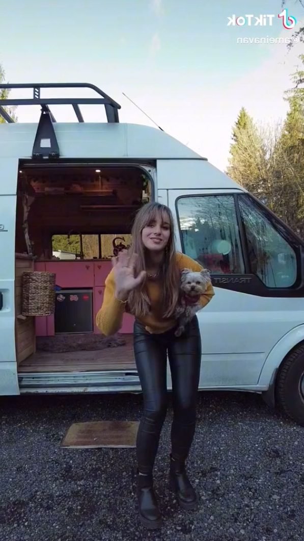 Девушка превратила старый фургон в стильный дом при помощи поддонов