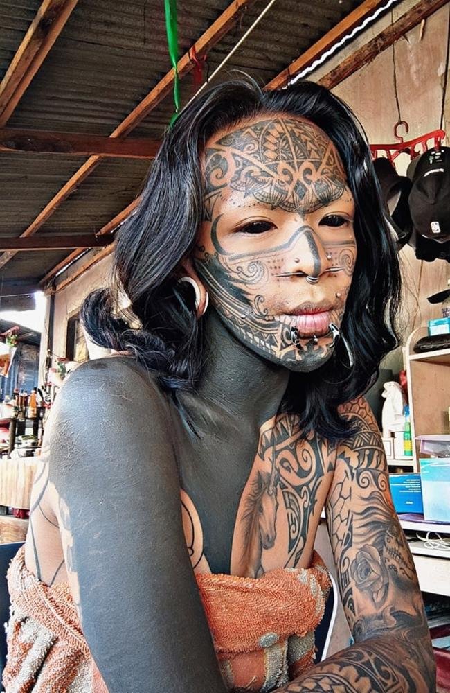 Демонические татуировки девушки напугали священника