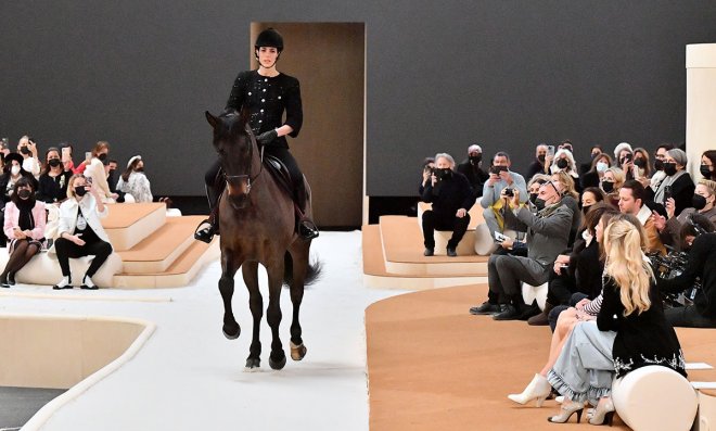 Принцесса Монако верхом на лошади открыла показ Chanel на Неделе моды в Париже