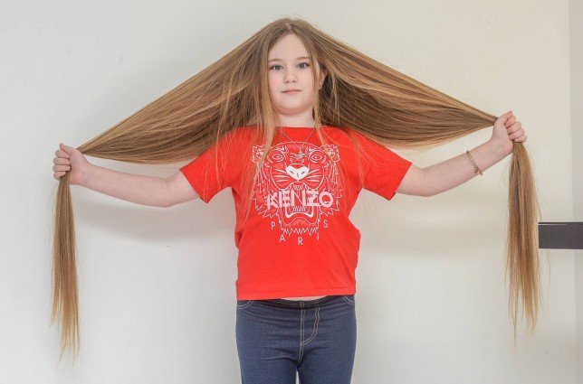 Восьмилетняя девочка впервые подстриглась и пожертвовала волосы для париков онкобольным детям